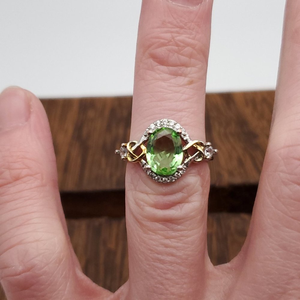 Size 5.75 Silver & Copper Tone Stunning Green Glass Gem Ring